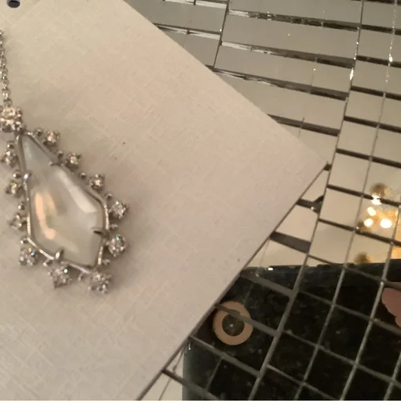 Beautiful mother of Pearl Kendra Scott necklace